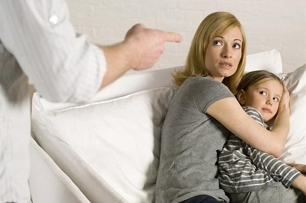 6. Он подозрителен, ревнив и груб