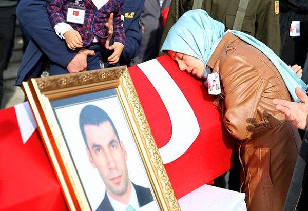 Törende şehidin eşi defalarca Kaymakam Fatih Safitürk'ün tabutunu öptü.