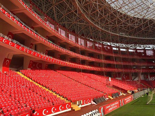 Antalya Stadı maç öncesi hazırlandı. Tüm koltuklara Türk bayrağı dağıtıldı.