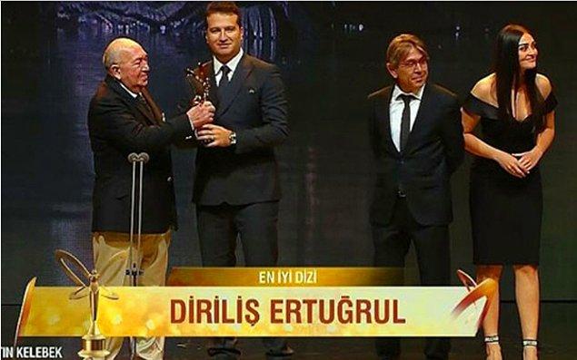 En İyi Dizi ödülünü, kısa bir konuşmadan sonra ekibe Türker İnanoğlu takdim etti.