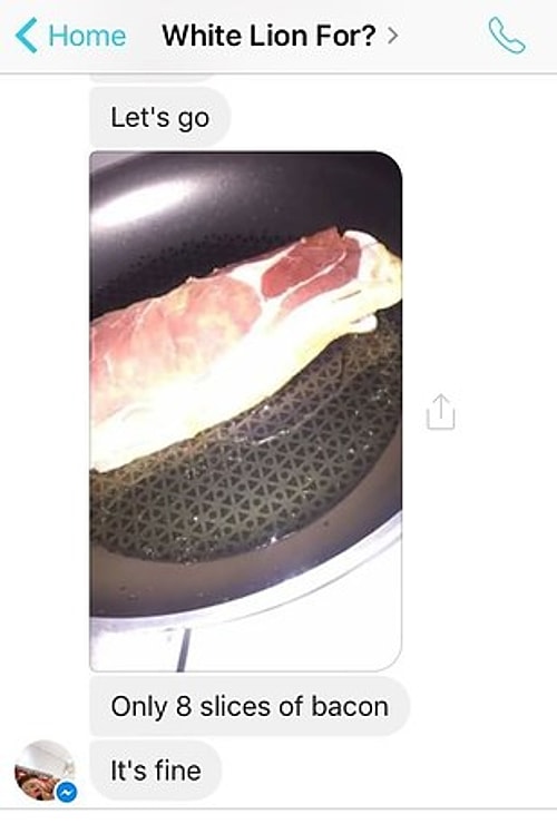 Donup birbirine yapışmış 'bacon'ları toplu kızartan ve saniye saniye fotoğraflı rapor veren komik insan.