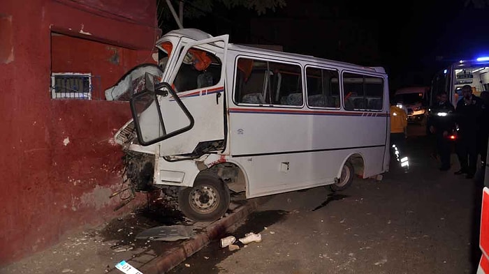 Adana'da İşçileri Taşıyan Minibüs Eve Çaptı: 3 Can Kaybı, 8 Yaralı