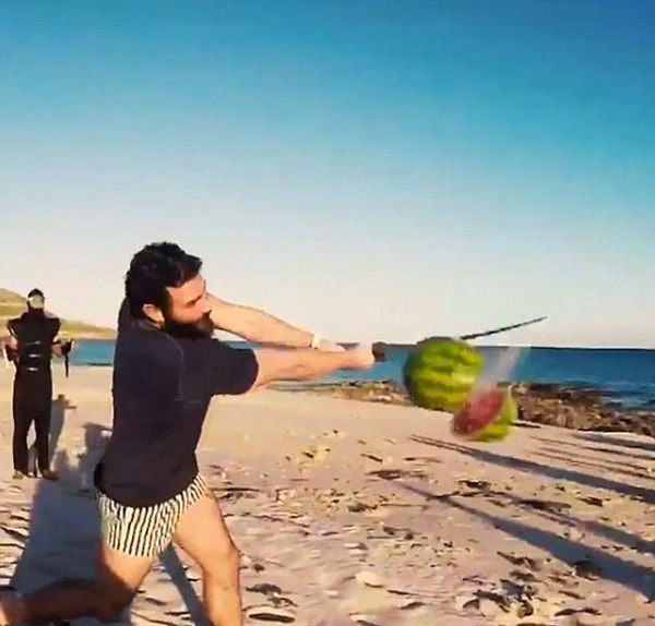 3. Не отстает от них и Дэн Билзерян. На этом фото он разрезает мечом арбуз.