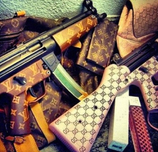 7. Некоторые богатые детишки наносят на автоматы гравировку известных брендов.