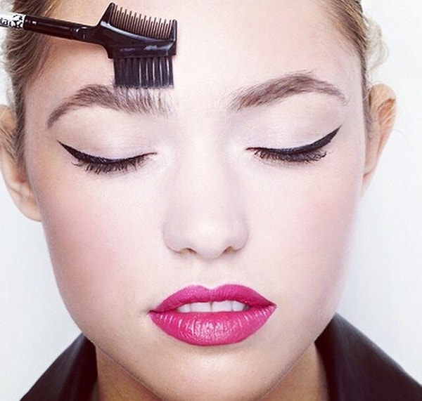 1. Натуральные брови вместо густых и прокрашенных