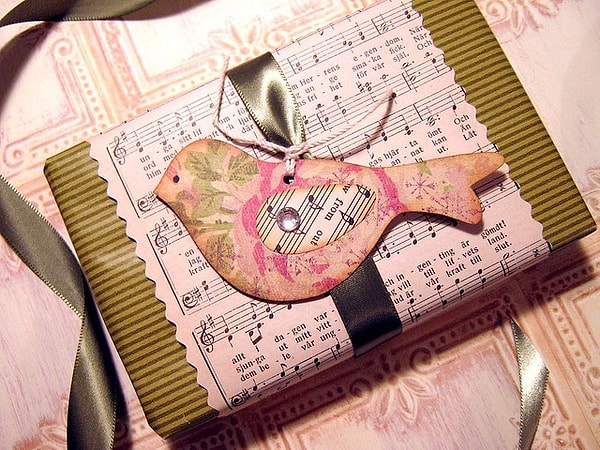 11. В качестве оберточной бумаги можно задействовать ненужные ноты