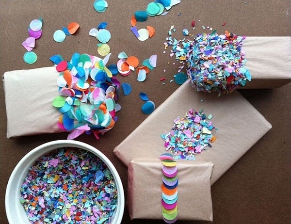 17. Обмакнув бумагу в клей, можно посыпать ее конфетти