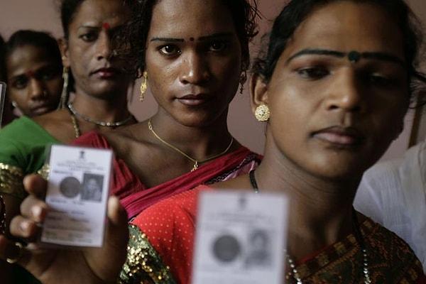 Hindistan yüksek mahkemesi, 2012 yılında Hijraları üçüncü cinsiyet olarak resmen kabul etti.