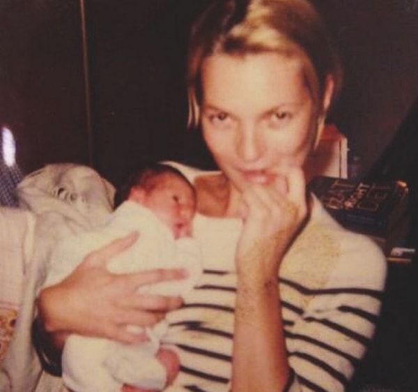 Лучшей подругой Сэди была Кейт Мосс. Айрис многому у нее научилась и еще в детстве решила стать моделью.