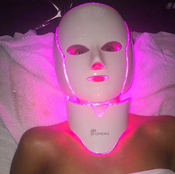12. Jessica Alba aslında bir robotmuş, insanlığı yok etmek için gelecekten gönderilmiş... Güzel senaryo olurdu ama bu LED maskesi de bir güzellik ürünü.
