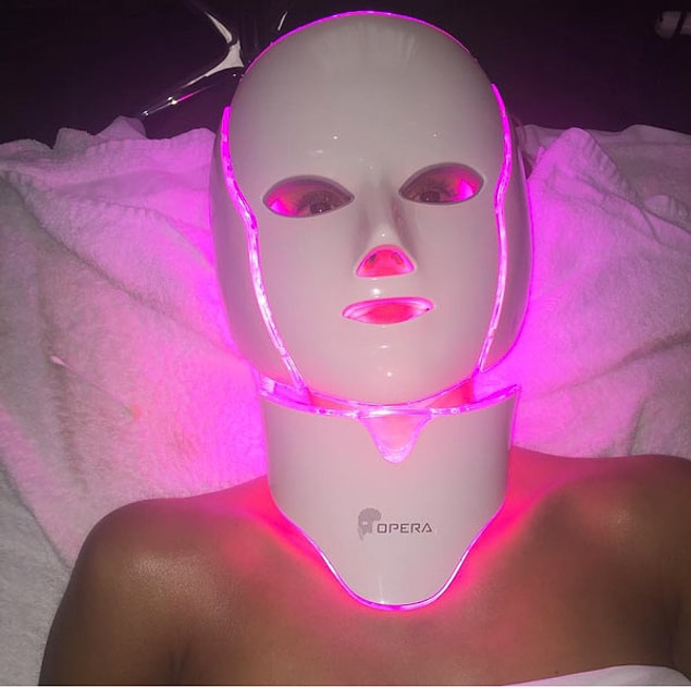 12. Jessica Alba aslında bir robotmuş, insanlığı yok etmek için gelecekten gönderilmiş... Güzel senaryo olurdu ama bu LED maskesi de bir güzellik ürünü.