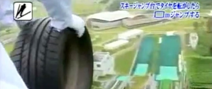 Ruh Hastası Olma Yolunda Emin Adımlarla İlerleyen Japonlardan En Uzağa Lastik Fırlatma Yarışması