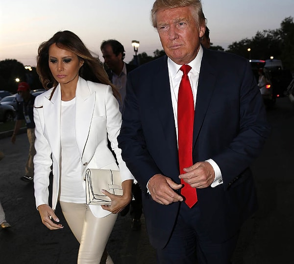 6. Повседневный образ третьей супруги Дональда Трампа – скинни джинсы и кожаные брюки-дудочки, базовые рубашки и футболки и приталенные жакеты спокойных оттенков