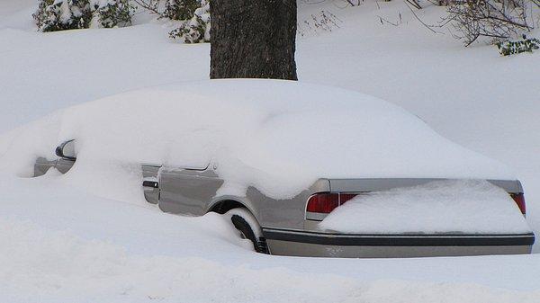 Mevzu şu: Kar temizliği yaparken azami dikkat göstermek gerekiyor çünkü, karlı kaplı araçlar içlerinde "sessiz bir tehlike"yi barındırıyor.