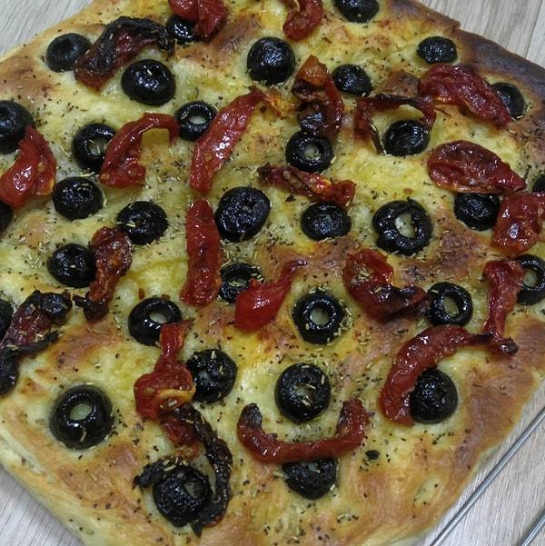 12. Zeytinli-biberli İtalyan ekmeği focaccia
