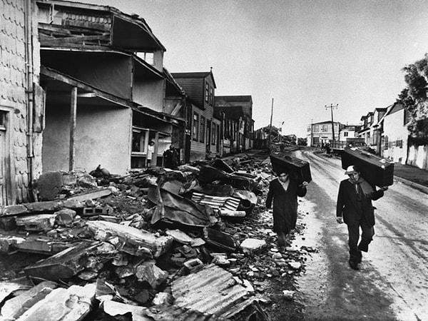 1. Tarihte kaydedilmiş en büyük deprem, 1960 yılında Şili'de gerçekleşmiştir ve depremin şiddeti 9.5'tir.