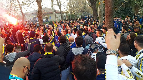 11. Fenerbahçeli taraftarlar da Kadıköy'ü sarı laciverde bürüdü.