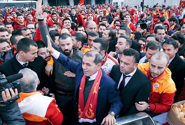 4. Başkan Dursun Özbek de taraftarlarla bir araya geldi. Özbek, "İnanarak gidiyoruz Kadıköy'e! Galibiyete inanmayan varsa otobüse binmesin" dedi.