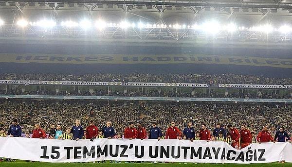 Kadıköy'de futbolcular sahaya "15 Temmuz'u unutmayacağız" pankartıyla çıkarken, taraftarlar da "Mustafa Kemal'in askerleriyiz" diye bağırdı.
