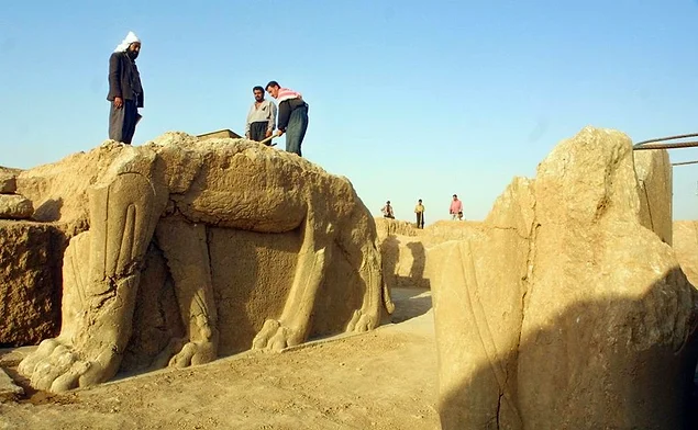 Ortadoğu ve özellikle Irak gibi birçok medeniyete ev sahipliği yapan ve tarihi açıdan oldukça önemli yapılar barındıran bölgede 2014'ten bu yana birçok arkeolojik bölge ortadan kaldırıldı.