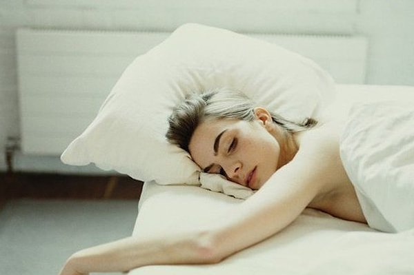 44. Сон без одежды — очень полезная штука. На коже становится меньше угрей. Да что там — замедляется процесс старения!