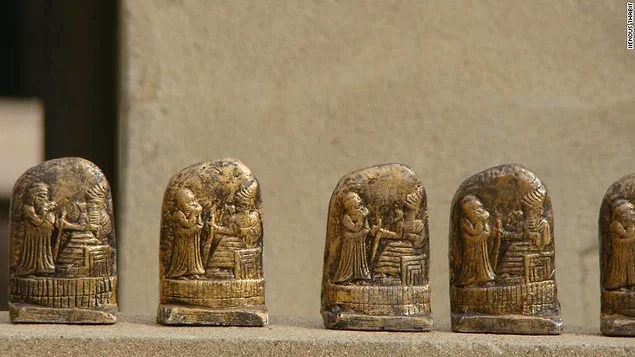 Tarihin en eski ve en iyi korunmuş yazılı kayıtları olan Hammurabi Kanunlarının da replikalarını yaptı. Bu hareket oldukça sembolik.