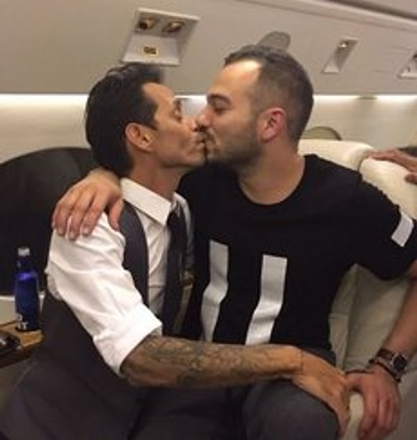 9. Марк Энтони тут же бросился доказывать, что поцелуй для него ничего не значит. После церемонии на борту частного самолета, который летел в Нью-Йорк, Энтони целовал всех пассажиров в губы