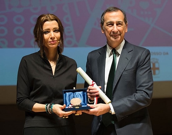 Elif Şafak'a Milano'nun Altın Anahtarı Verildi