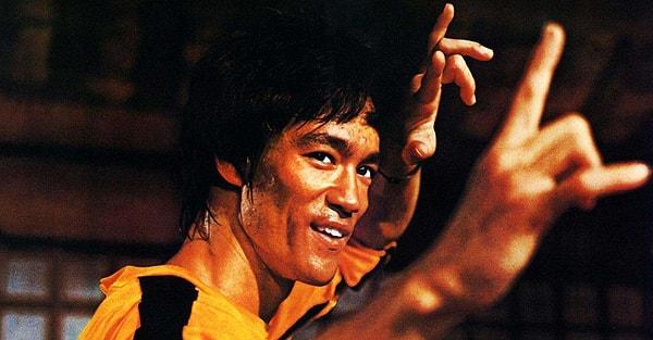 11. Bruce Lee bir Yay olarak dövüşmeyi ve mücadele etmeyi çok iyi biliyor, hem de hırsa ve öfkeye yenilmeden, akıllıca!
