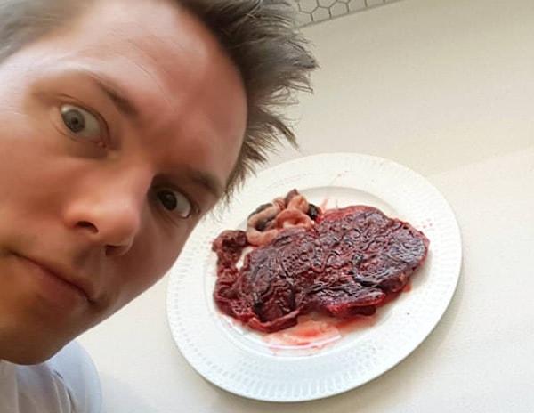 Наверное, вы слышали о культуристах, которые в погоне за белком и, соответственно, наращиванием мышечной массы, готовы практически на все! Один из таких бодибилдеров, Аарон Кертис, превзошел многих из них!