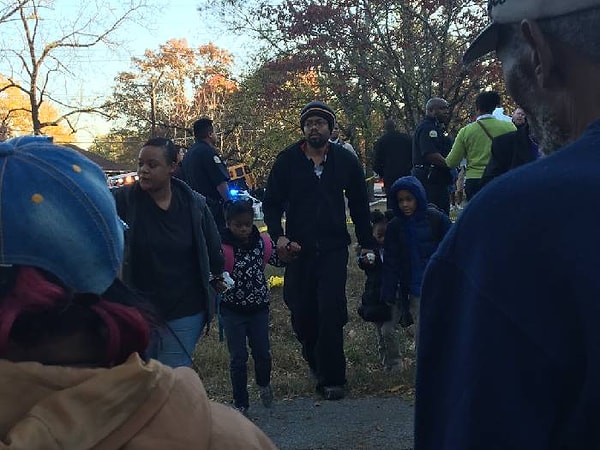 8. Мать Уокера, Гвиневера Кук, просит общественность проявить сострадание к ее сыну. Она сообщает, что после аварии он пытался вытащить детей из автобуса.