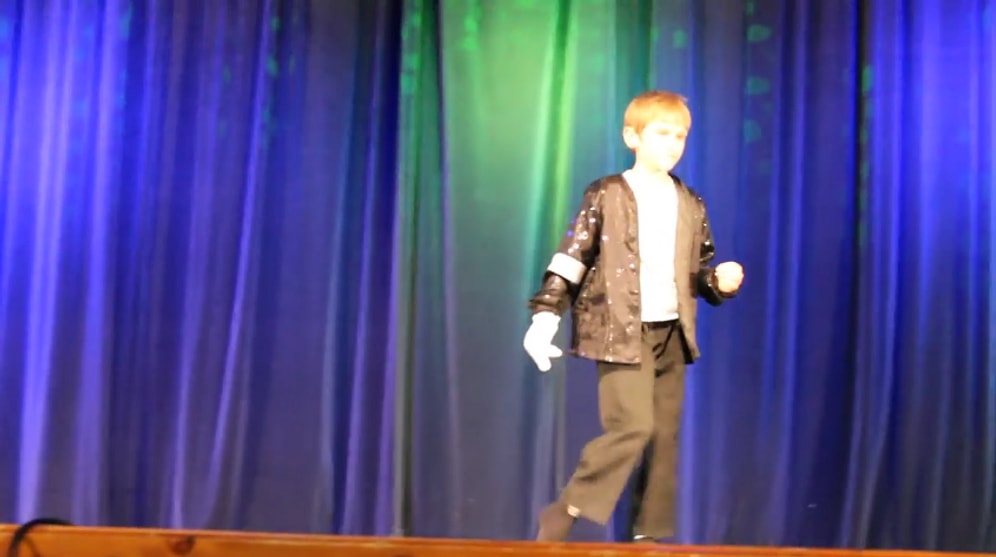 9 Yaşındaki Çocuktan Enfes Michael Jackson'ın Billie Jean Dansı
