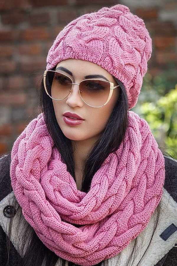 1. Шапка, шарф, перчатки в одном цвете