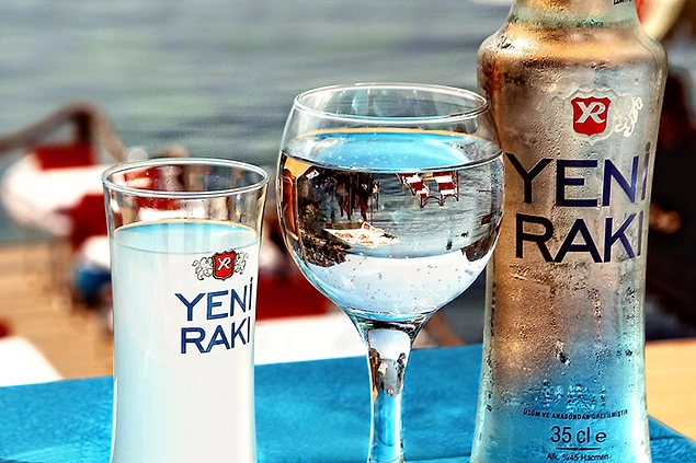 Bir şişe 70cl Yeni Rakı: