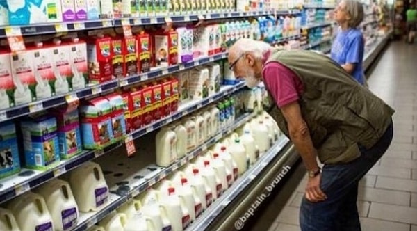 1. Когда кто-то подходит к тебе в магазине, и ты делаешь вид, что рассматриваешь товары