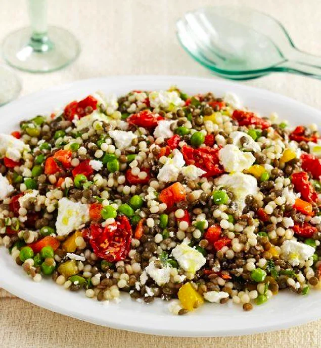 Gelelim ara yemeklere: karşınızda Mercimekli Kuskus Salatası