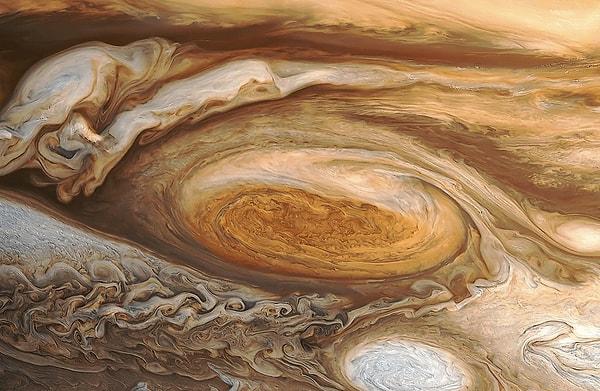 13. Jüpiter'in Büyük Kırmızı Lekesi, 400 yıldan beri devam eden korkunç büyüklükteki bir fırtınadır.