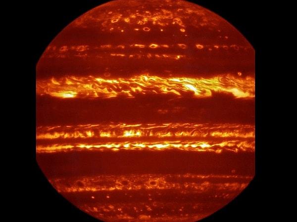 20. Jüpiter'in büyüleyici bir özelliği de, Güneş'ten aldığı enerjiden daha fazla enerji yaymasıdır.
