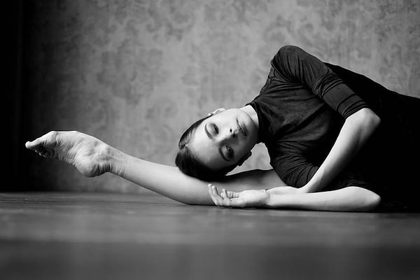 11. С помощью фотографирования девушка борется с неимоверной усталостью, которая накатывает на ее после тяжелых тренировок.