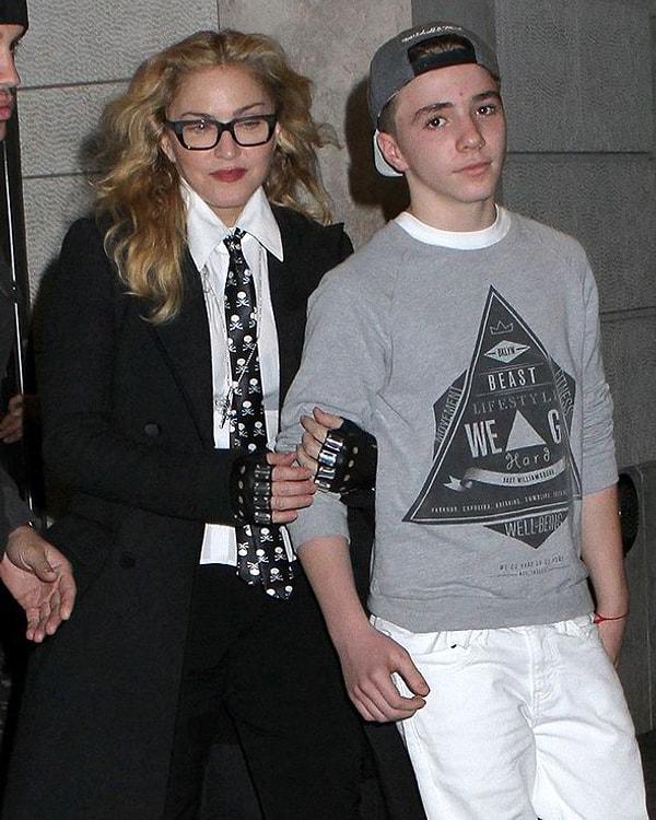 13. Madonna'nın Guy Ritchie ile evliliğinden olan oğlu Rocco, babasının Londra’daki Primrose Hill’te bulunan evinin yakınında uyuşturucu madde içerken görüldü ve tutuklandı.