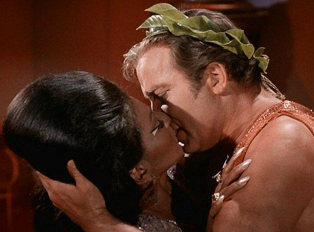 9. Bir siyah ve beyazın öpüşme sahnesinin olduğu ilk yapım Star Trek’ti.