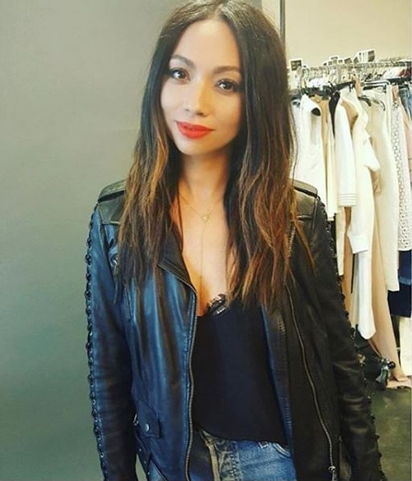 Имя этой юной леди - Моника Роуз. Она стилист из Лос-Анджелеса.