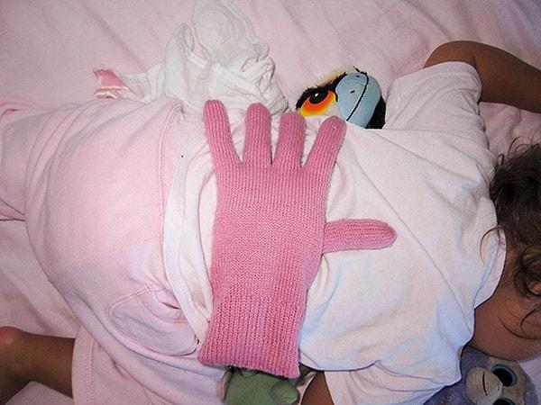 5. Yorgunsanız ve bebeğinizin uyurken sevgiye ihtiyacı varsa bir eldivenin içine fasulye doldurun,onun üzerine koyun.