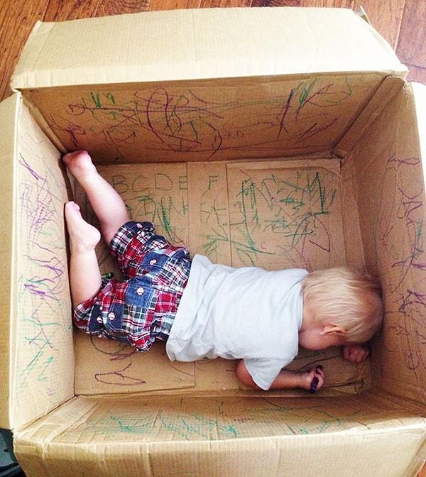 7. Çocuklarınızı boş bir kutuda yaratıcılıklarıyla yalnız bırakın.