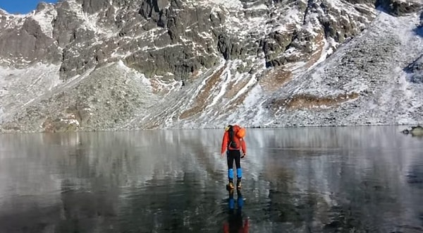 1. Кристально чистое замерзшее озеро