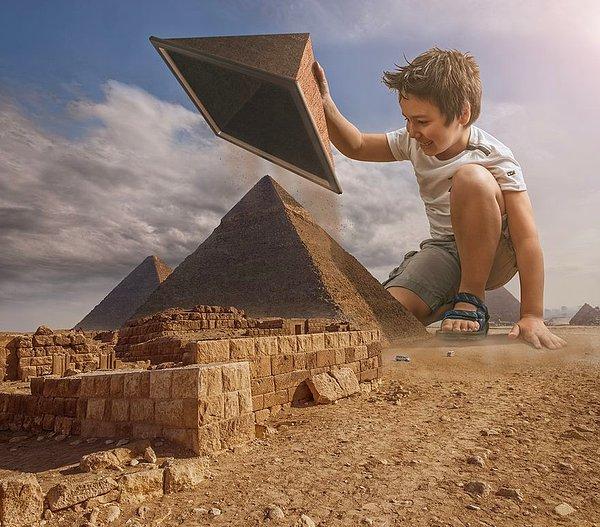 Piramitlerle oynayan çocuk 😎