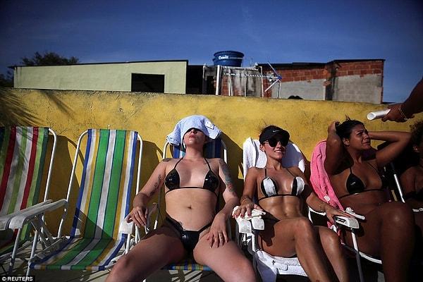 Bantın olduğu bölgeler asla güneş geçirmiyor. Böylece de güneş alan kısımla güneş almayan kısmın arasında oluşabilecek en keskin fark ortaya çıkıyor ve Brezilyalı kadınların tam olarak istediği de bu.