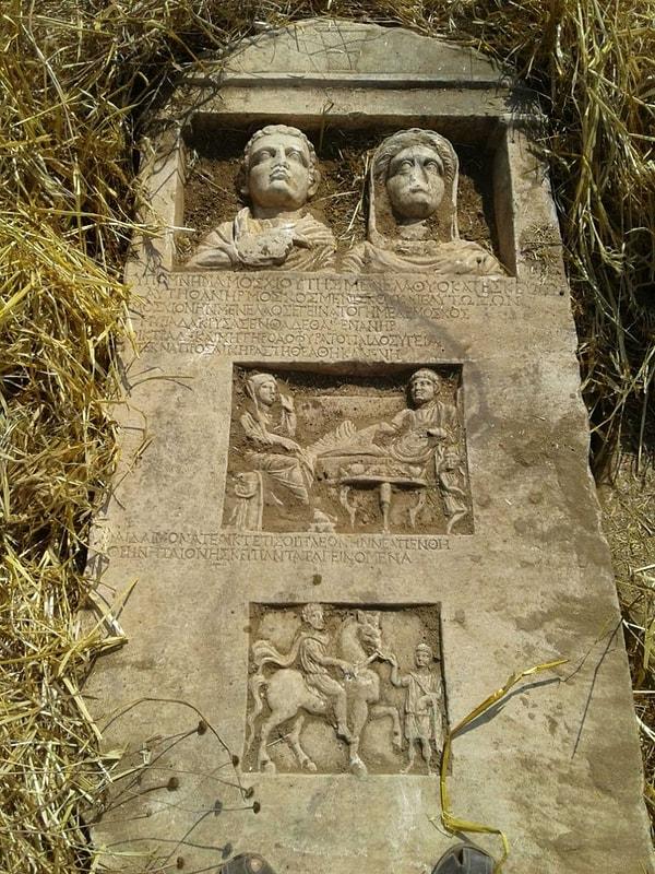 Roma dönemine ait 25 bakır-bronz sikke ve bir mezar steli bulundu