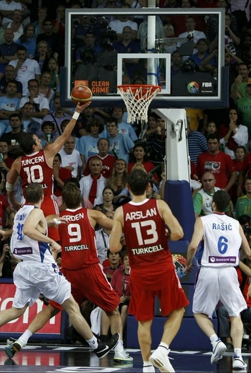 Kerem Tunçeri dendiğinde çoğu insanın aklına tek bir an gelir. 2010 FIBA Dünya Basketbol Şampiyonası yarı final maçında Kerem Tunçeri'nin bitime 0,5 saniye kala attığı turnike, Türkiye'yi Sırbistan karşısında 83-82 öne geçirmişti.