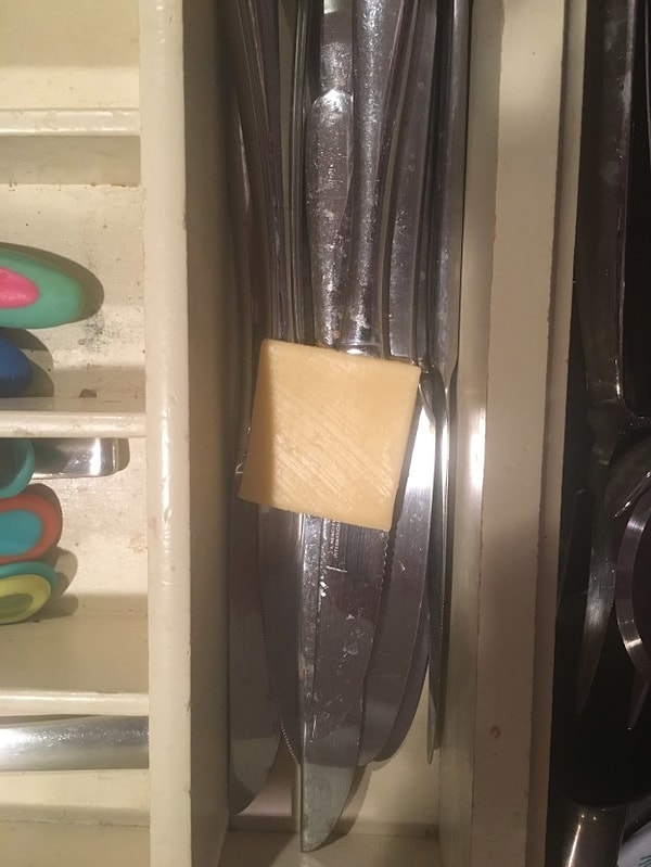 9. "Хотела сделать себе бутерброд. Взяла сыр, открыла ящик, чтобы взять нож, положила туда сыр и вернулась в зал, напрочь забыв, что мне нужно было что-то сделать"